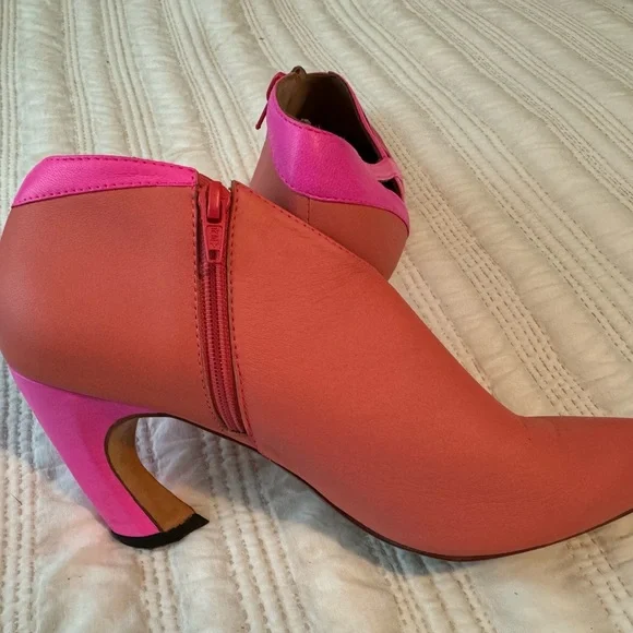 John Fluevog Women’s Sashay Size 9. In Coral and Pink with 3 1/2 “ heels. - Picture 2 of 5